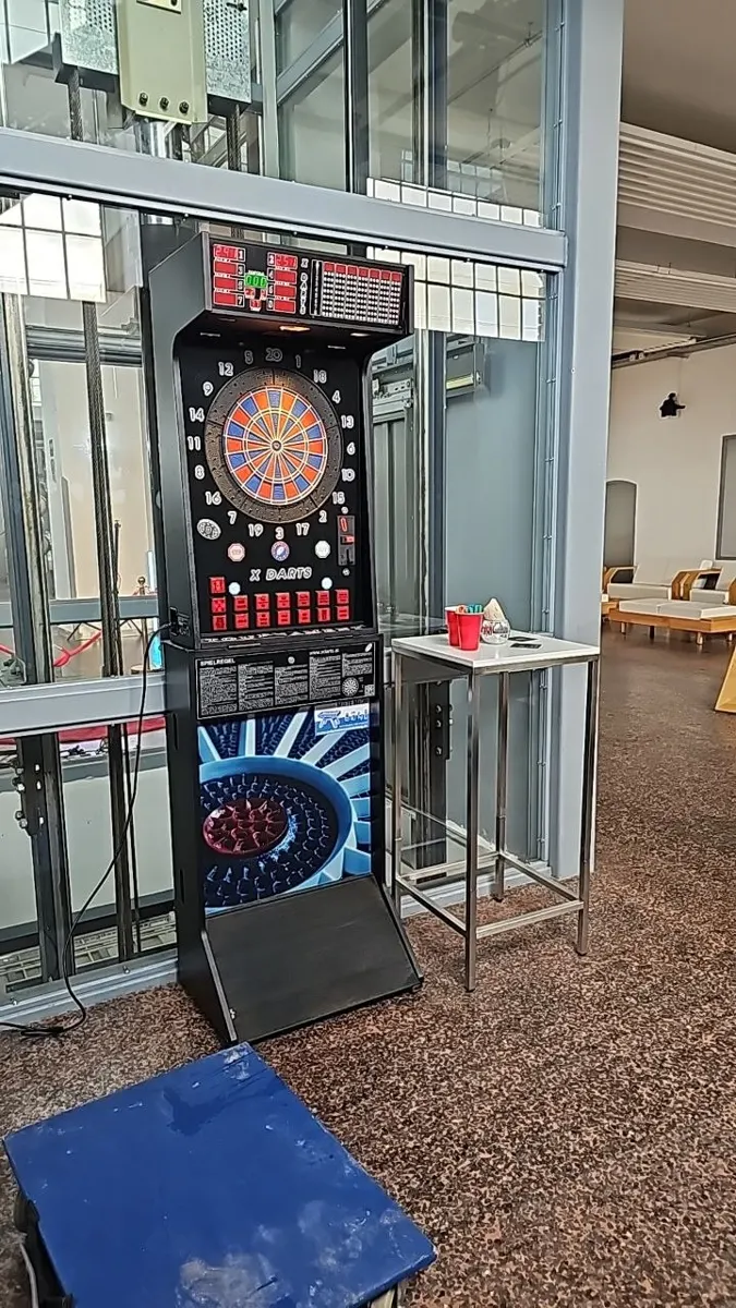 Elektronischer Dartautomat bei einer Veranstaltung
