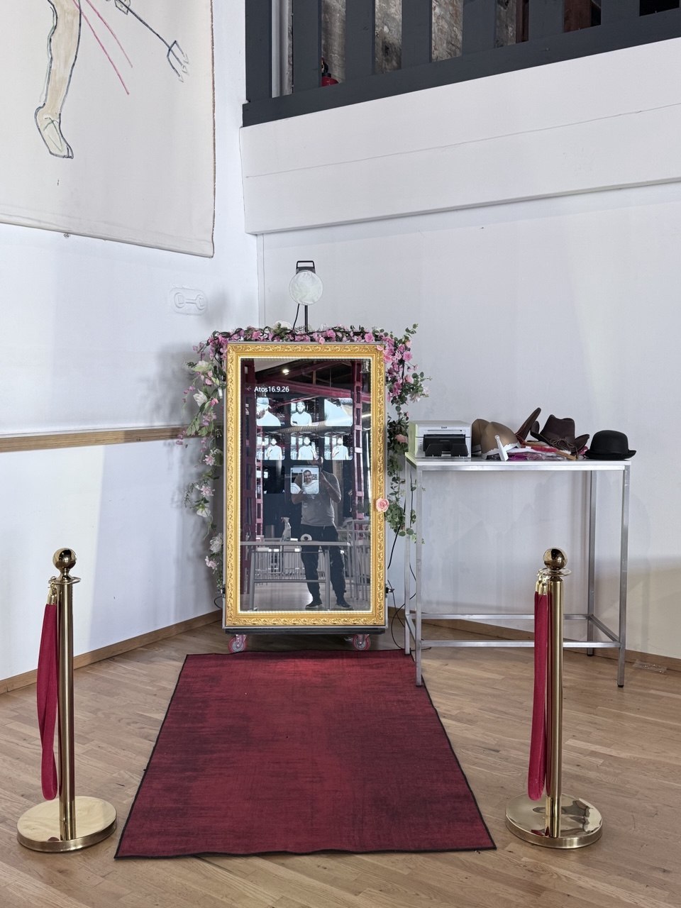 Fotospiegel mit Blumendekoration und rotem Teppich