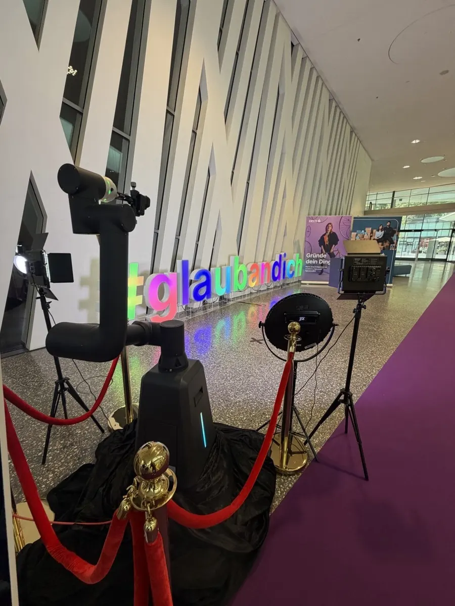VideoBot Roboterarm mit Absperrung in einer Eventhalle