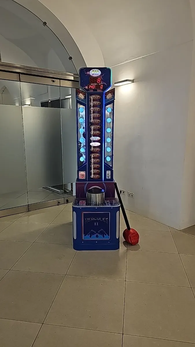Hau den Lukas Automat in einer Eventhalle