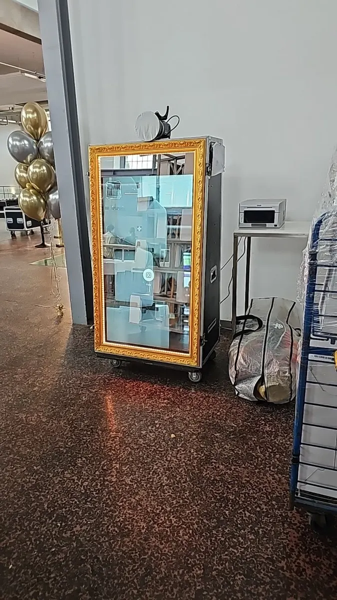 Fotobox im goldenen Rahmen bei einer Feier