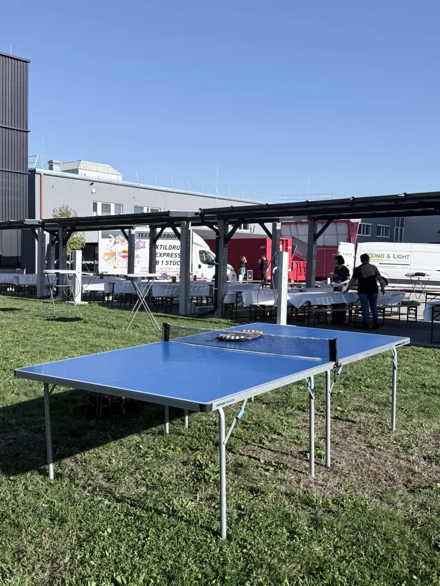 Tischtennisplatte auf einer Wiese