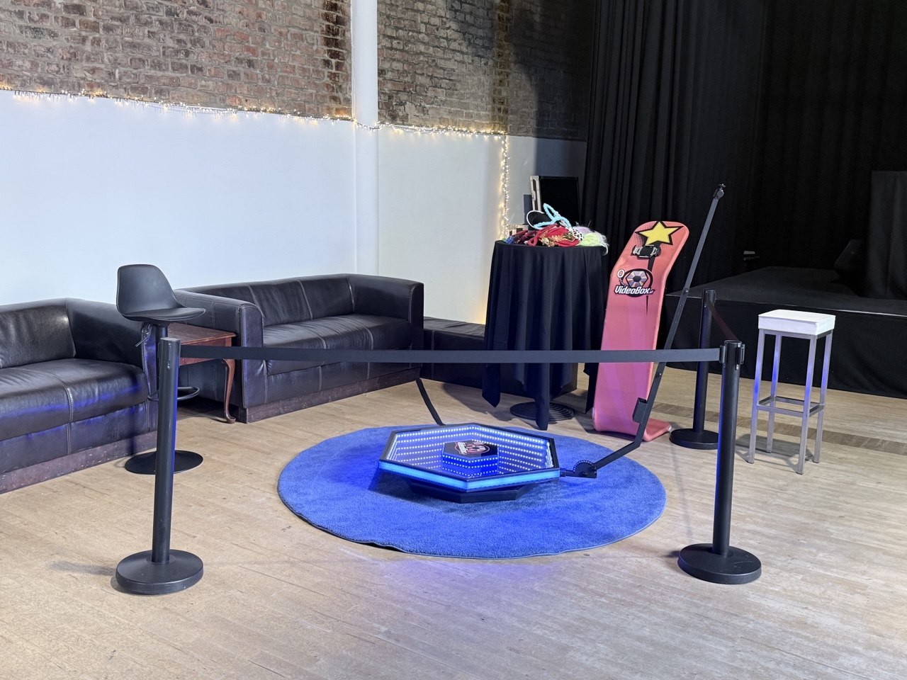 VideoBox 360 Plattform mit Beleuchtung und Absperrung