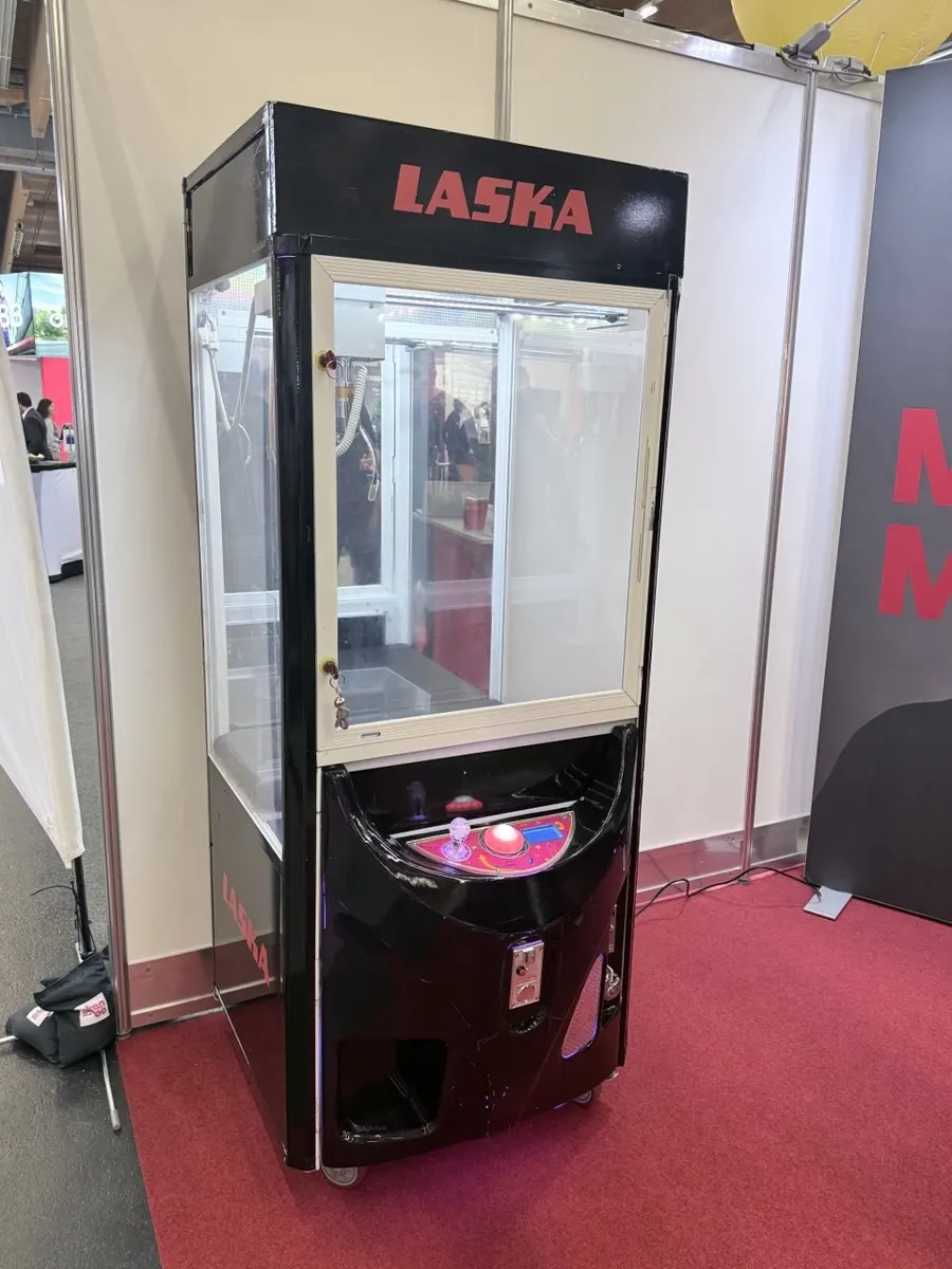 Greifautomat auf rotem Teppich bei einer Messe