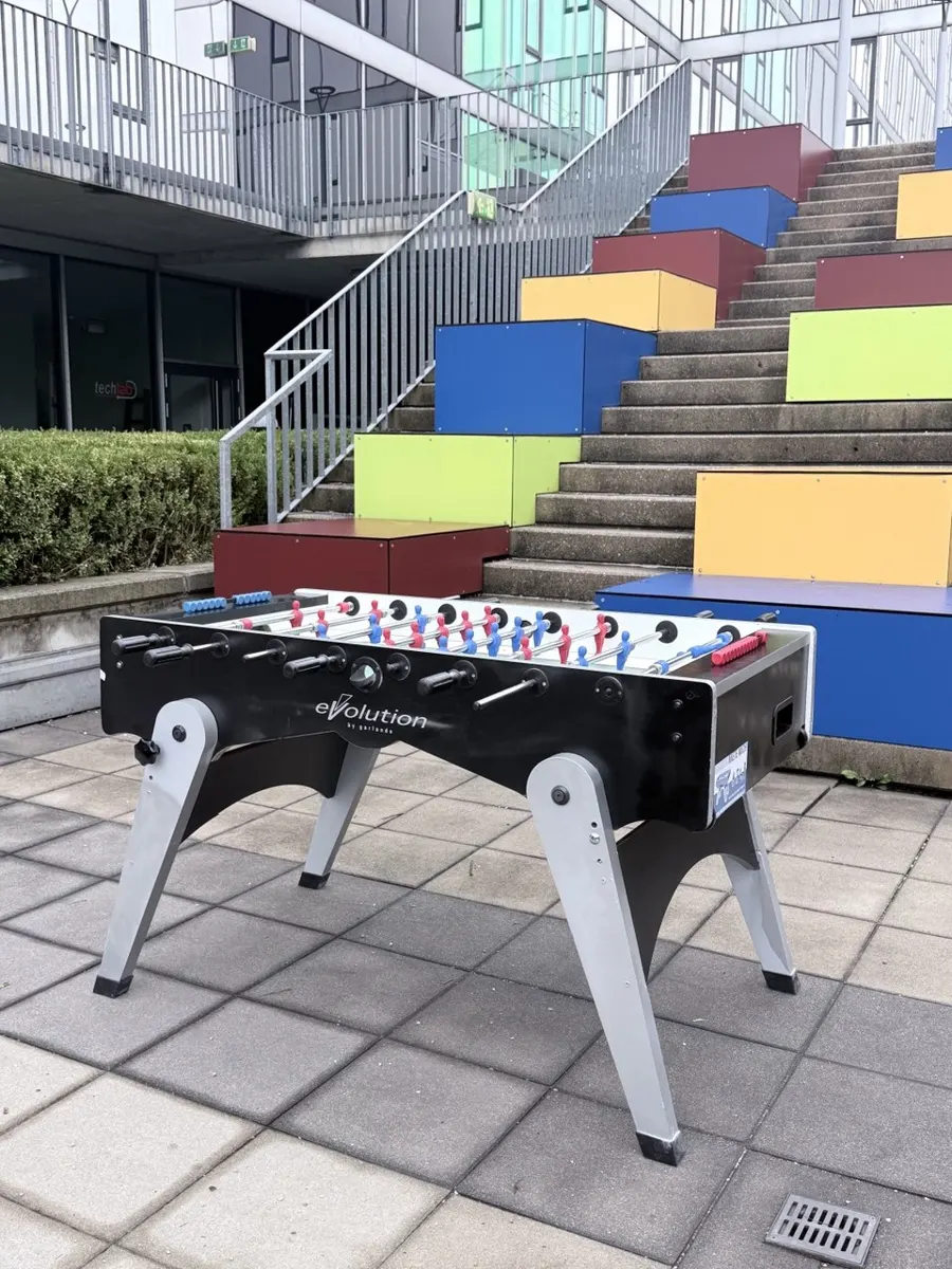 Wuzzler auf einer Terrasse im Freien