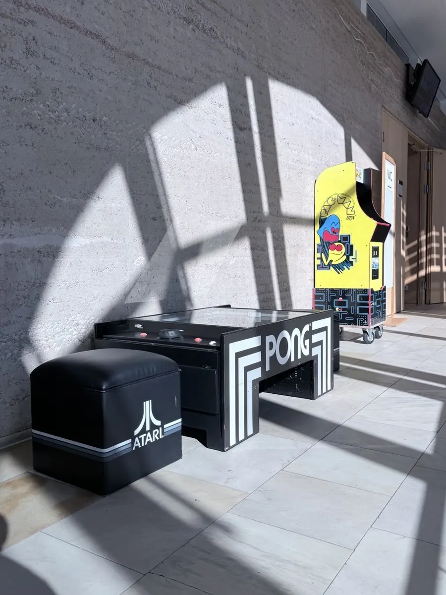 Atari Pong Table mit zwei Sitzen