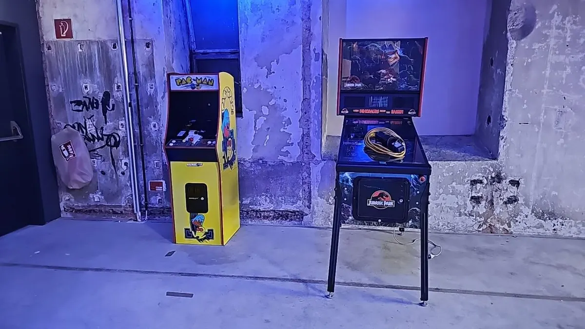Retro Arcade Automat und Flipper nebeneinander