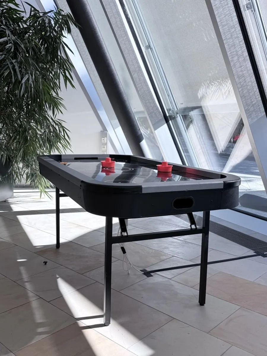 Air Hockey Tisch in einem hellen Eventraum