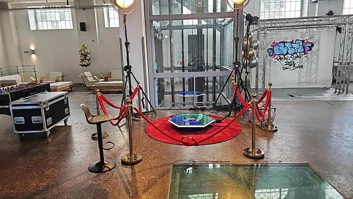 360° VideoBox Aufbau mit Licht und Absperrung in einer Eventhalle