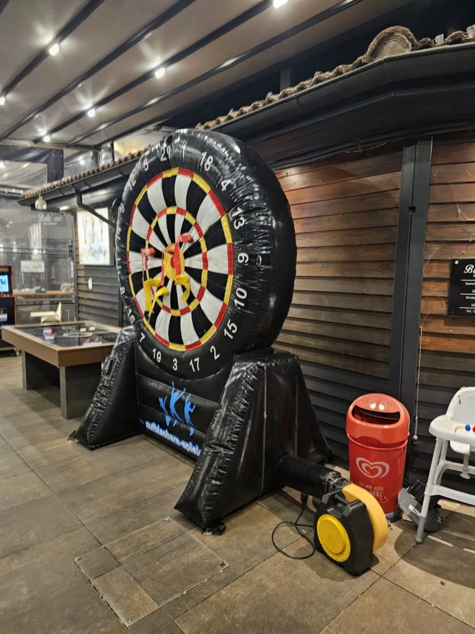 Aufblasbares XXL Dart bei Outdoor Event