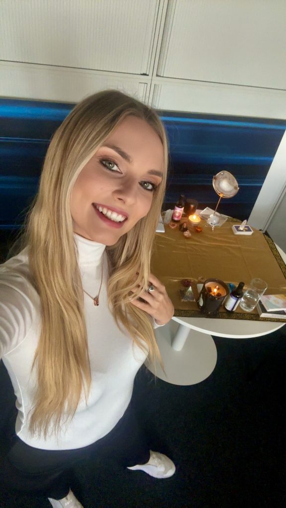 Kartenlegen Wien mit Dominika, mobile Kartenlegerin für Events